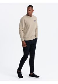 Ombre Clothing - Nierozpinana dresowa bluza męska z naszywką w stylu college – piaskowa V3. Okazja: na uczelnię, na co dzień. Materiał: dresówka. Wzór: aplikacja. Styl: sportowy, casual, elegancki #6