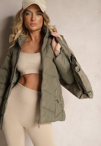 Renee - Ciemnozielona Kurtka Pikowana z Kapturem z Możliwością Odpięcia Felathra. Okazja: na co dzień. Typ kołnierza: kaptur. Kolor: zielony. Materiał: jeans. Styl: casual, elegancki