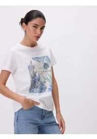 Reserved - T-shirt z nadrukiem - złamana biel. Materiał: dzianina, bawełna. Wzór: nadruk