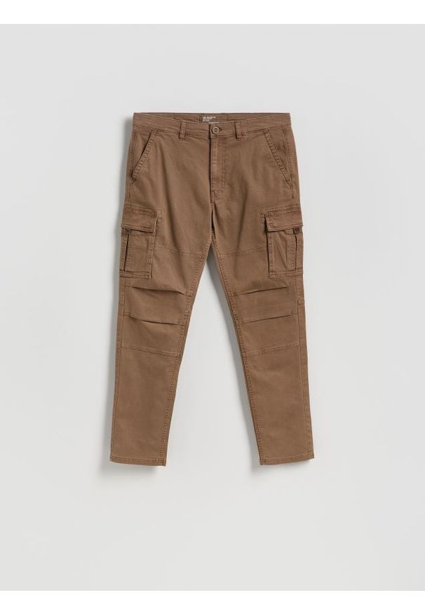 Reserved - Spodnie cargo slim fit - brązowy. Kolor: brązowy. Materiał: tkanina, bawełna