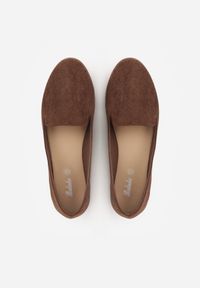 Born2be - Brązowe Balerinki w Stylu Mokasynów Semirae. Okazja: na spacer, na co dzień, na spotkanie biznesowe, do pracy. Kolor: brązowy. Materiał: jeans. Styl: casual, biznesowy, elegancki, klasyczny #3