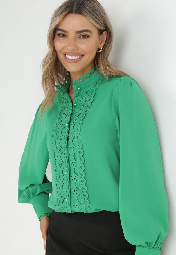 Born2be - Zielona Koszula z Koronką i Perłami Cassa. Kolor: zielony. Materiał: koronka. Wzór: koronka