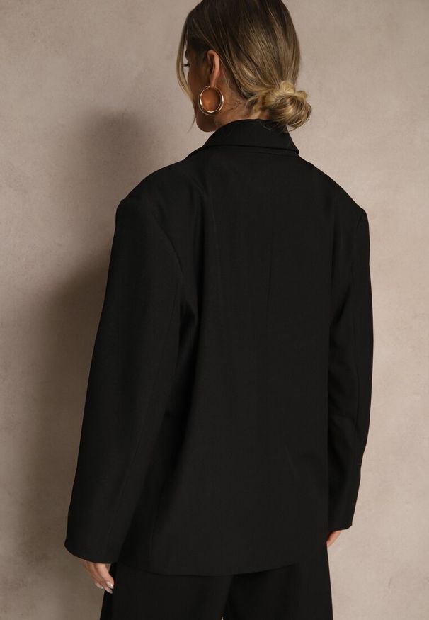 Renee - Czarna Marynarka o Pudełkowym Kroju Usztywnionymi Ramionami Sonarieta. Okazja: na co dzień. Kolor: czarny. Styl: elegancki, casual