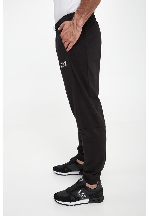 EA7 Emporio Armani - Spodnie dresowe męskie EA7 EMPORIO ARMANI. Materiał: dresówka