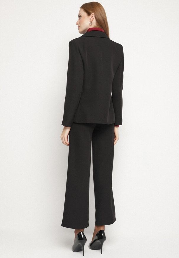 Born2be - Czarny Komplet Garniturowy z Wiskozą Marynarka na Guzik i Szerokie Spodnie Tevora. Kolor: czarny. Materiał: wiskoza. Wzór: aplikacja