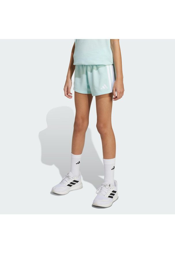 Adidas - Szorty dziecięce Essentials. Okazja: na uczelnię. Kolor: niebieski, wielokolorowy, biały. Materiał: materiał. Styl: sportowy. Sport: joga i pilates