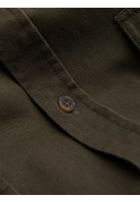 Ombre Clothing - Koszula męska bawełniana REGULAR FIT z kieszeniami zapinanymi na guziki - oliwkowa V4 OM-SHCS-0146 - XXL. Kolor: oliwkowy. Materiał: bawełna. Długość rękawa: długi rękaw. Długość: długie. Wzór: aplikacja #3