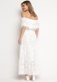 Born2be - Biała Bawełniana Sukienka Maxi w Stylu Boho Ozdobiona Ażurowym Haftem Hellvia. Typ kołnierza: dekolt hiszpanka. Kolor: biały. Materiał: bawełna. Wzór: aplikacja, haft, ażurowy. Typ sukienki: rozkloszowane. Styl: boho. Długość: maxi #3
