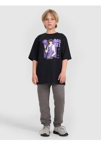 4f - 4F T-shirt oversize z nadrukiem chłopięcy - czarny 122 (6-7 lat). Okazja: na co dzień. Kolor: czarny. Materiał: jersey, materiał, bawełna. Wzór: nadruk. Sezon: lato. Styl: klasyczny, sportowy, casual