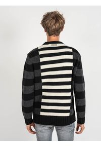 Les Hommes Sweter | LLK113-654U | Wool Stripes Round Neck Jumper | Mężczyzna | Czarny, Biały, Szary. Okazja: na co dzień. Kolor: biały, wielokolorowy, czarny, szary. Materiał: wełna, poliamid. Wzór: aplikacja. Styl: casual