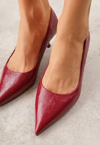 Renee - Bordowe Czółenka na Kaczuszce Rhaepheme. Kolor: czerwony. Obcas: na szpilce. Styl: elegancki. Wysokość obcasa: średni #6