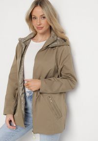 Born2be - Ciemnozielona Kurtka Parka Dwustronna z Odpinanym Kapturem Amoetta. Okazja: na co dzień. Kolor: zielony. Materiał: jeans. Wzór: gładki. Styl: casual, elegancki #3