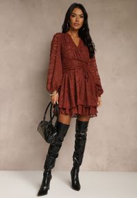 Renee - Czerwona Rozkloszowana Sukienka z Siateczki z Ozdobnym Tłoczeniem Zenessalia. Kolor: czerwony. Materiał: poliester, jeans. Typ sukienki: rozkloszowane. Styl: elegancki, klasyczny #4