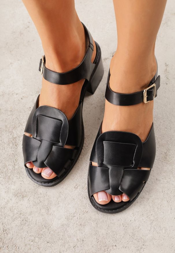 Born2be - Czarne Sandały na Obcasie Ozdobione Geometryczną Cholewką Salomia. Okazja: na imprezę, na co dzień. Zapięcie: pasek. Kolor: czarny. Wzór: geometria, aplikacja. Sezon: lato. Obcas: na obcasie. Styl: casual. Wysokość obcasa: średni