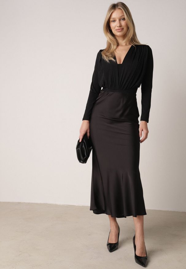 Born2be - Czarna Satynowa Spódnica z Lekko Rozkloszowanym Dołem Zinnemira. Kolor: czarny. Materiał: satyna. Styl: klasyczny, elegancki