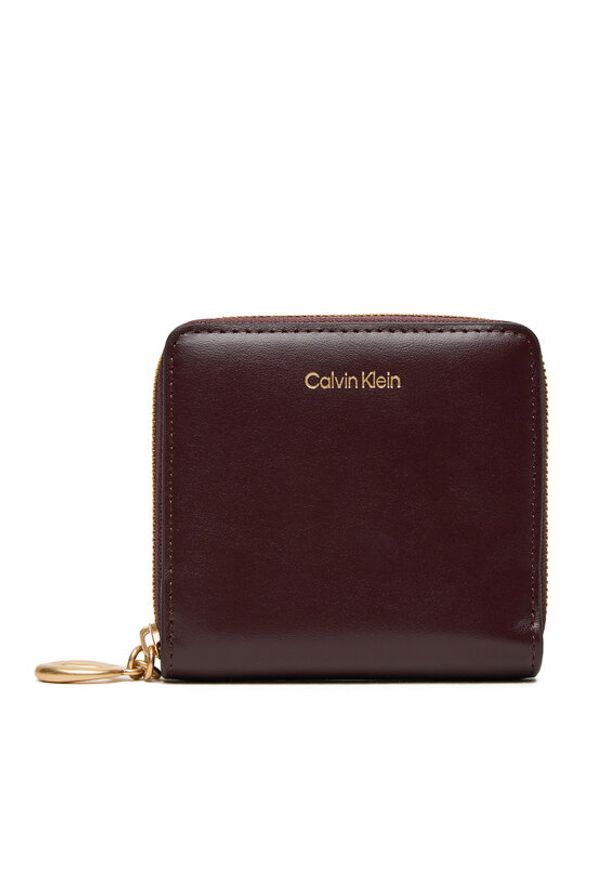 Calvin Klein Mały Portfel Damski Hardware Square Zip Around LV04F1044G Bordowy. Kolor: czerwony. Materiał: skóra