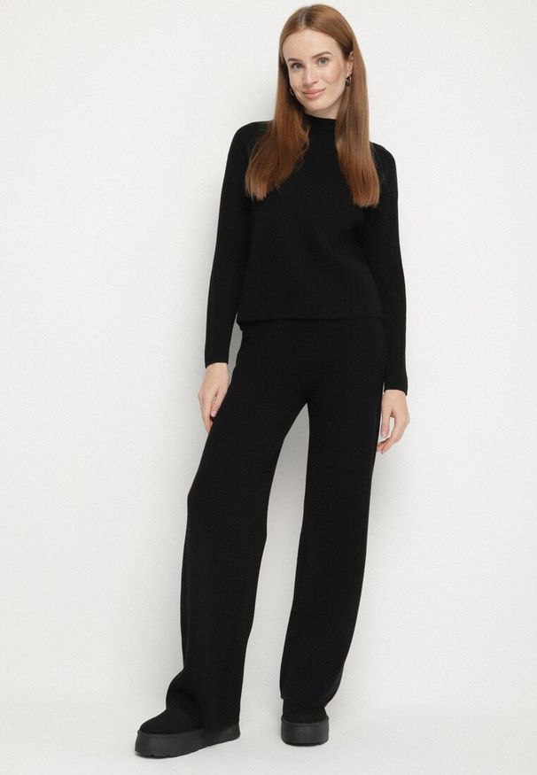 Born2be - Czarny Prążkowany Komplet Dzianinowy Szerokie Spodnie i Sweter z Półgolfem Fenitiva. Kolor: czarny. Materiał: dzianina, prążkowany