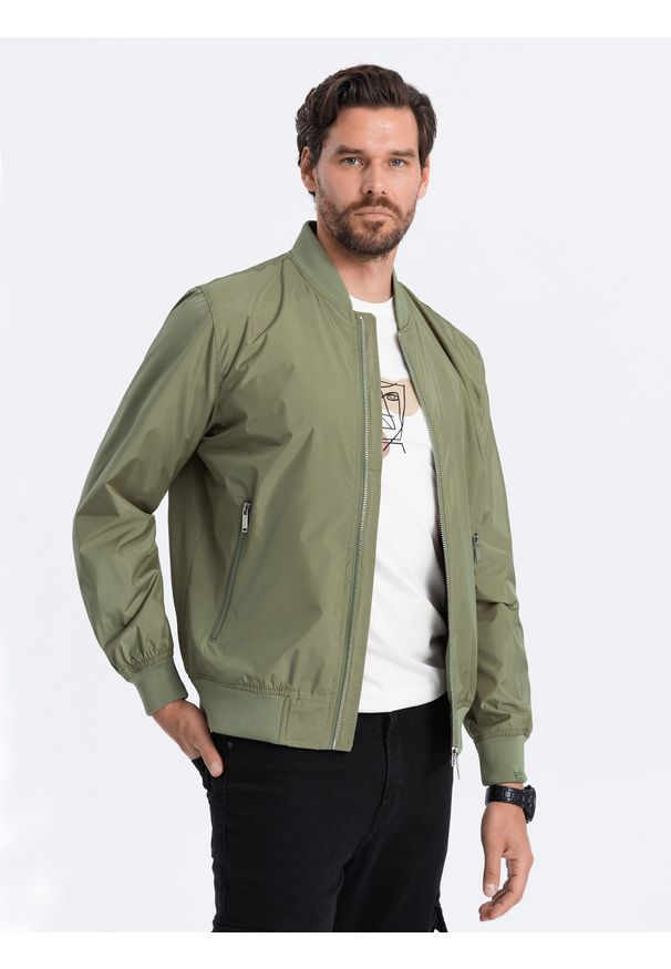 Ombre Clothing - Kurtka męska bomberka szwedka - oliwkowa V2. Okazja: na co dzień. Kolor: zielony. Materiał: żakard, poliester, materiał. Wzór: gładki, jednolity. Styl: casual, klasyczny
