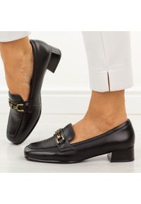 Czarne skórzane półbuty damskie na obcasie Vinceza 39978. Okazja: na co dzień, na spotkanie biznesowe. Kolor: czarny. Szerokość cholewki: normalna. Wzór: aplikacja. Materiał: skóra. Sezon: wiosna, jesień. Obcas: na obcasie. Styl: casual, biznesowy, elegancki, klasyczny. Wysokość obcasa: średni #1