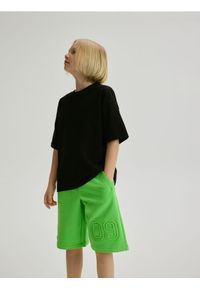 Reserved - Bawełniane szorty z tłoczeniem - zielony. Kolor: zielony. Materiał: bawełna