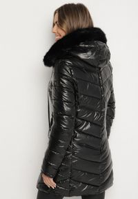 Born2be - Czarna Pikowana Kurtka o Taliowanym Kroju z Kapturem z Futerkiem Naleanna. Okazja: na co dzień. Typ kołnierza: kaptur. Kolor: czarny. Materiał: futro. Styl: casual #2