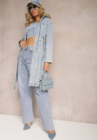 Renee - Jasnoniebieska Długa Kurtka Jeansowa z Bawełny z Przetarciami i Troczkiem w Talii Rileni. Okazja: na co dzień. Kolor: niebieski. Materiał: bawełna, jeans. Długość: długie. Styl: wizytowy, elegancki, casual #5