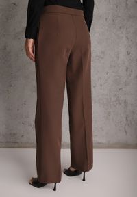 Renee - Brązowe Spodnie Garniturowe na Kant VICES Zdobione Zapięciem z Klamrą Azisore. Okazja: na imprezę. Kolor: brązowy. Materiał: skóra, jedwab. Wzór: aplikacja #6