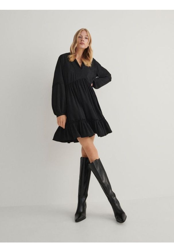 Reserved - Sukienka z bufiastymi rękawami - ciemnoszary. Kolor: szary. Materiał: tkanina, wiskoza. Wzór: gładki
