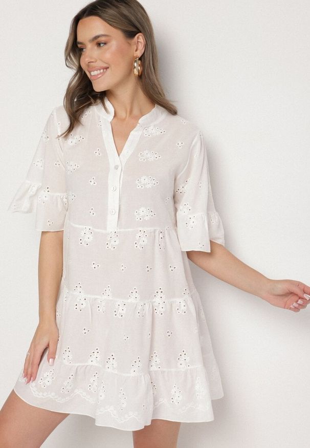 Born2be - Biała Bawełniana Sukienka z Haftowanej Tkaniny o Koszulowym Kroju z Falbanami Filidwena. Okazja: na co dzień. Typ kołnierza: kołnierzyk klasyczny. Kolor: biały. Materiał: tkanina, bawełna. Wzór: haft. Typ sukienki: koszulowe. Styl: klasyczny, casual, elegancki, boho