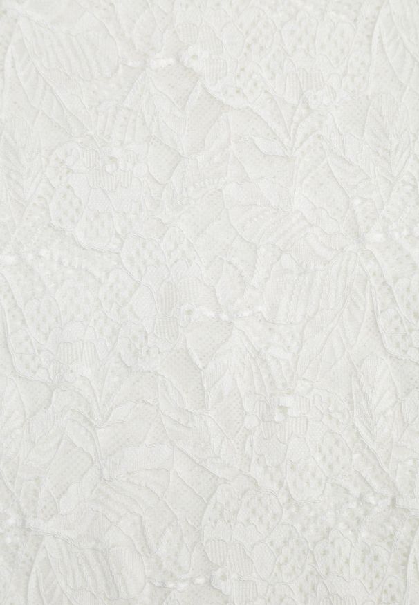 Renee - Beżowy Bluzka z Koronki Ozdobiona Rozkloszowanymi Rękawami i Falbanką na Dole Sanovia. Okazja: na co dzień. Kolor: beżowy. Materiał: koronka. Wzór: aplikacja, koronka. Styl: elegancki, casual