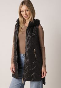 Born2be - Czarna Przejściowa Kamizelka Pikowana o Długim Kroju z Kapturem i Naszywką Harmaste. Okazja: na co dzień. Typ kołnierza: kaptur. Kolor: czarny. Materiał: jeans. Długość: długie. Wzór: aplikacja. Styl: casual #1