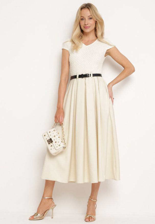 Born2be - Beżowa Rozkloszowana Sukienka z Paskiem z Imitacji Skóry Drinna. Typ kołnierza: dekolt w kształcie V. Kolor: beżowy. Materiał: skóra. Długość rękawa: krótki rękaw. Wzór: aplikacja. Styl: elegancki