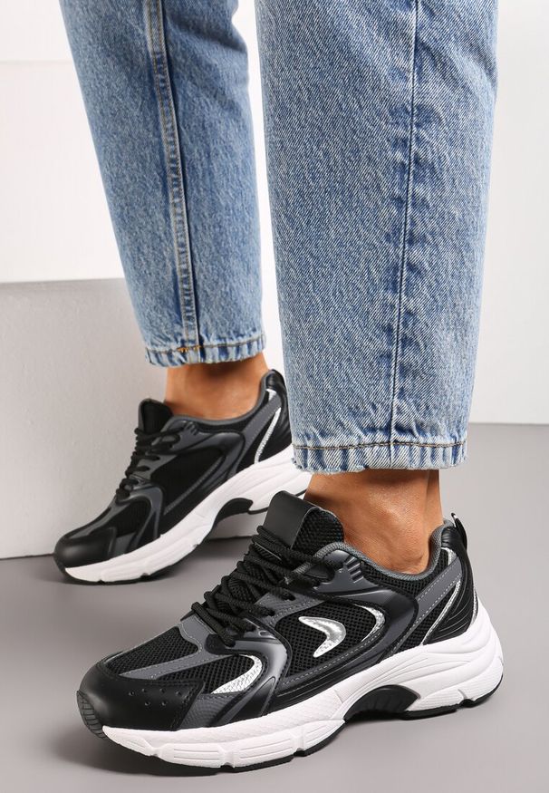 Renee - Czarne Sportowe Sneakersy z Imitacji Skóry z Ozdobnymi Paskami Vilirea. Okazja: na co dzień. Zapięcie: pasek. Kolor: czarny. Materiał: skóra