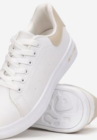 Born2be - Biało-Beżowe Sneakersy Sznurowane na Płaskiej Podeszwie Azih. Nosek buta: okrągły. Zapięcie: sznurówki. Kolor: biały. Materiał: materiał. Obcas: na płaskiej podeszwie. Wysokość obcasa: niski