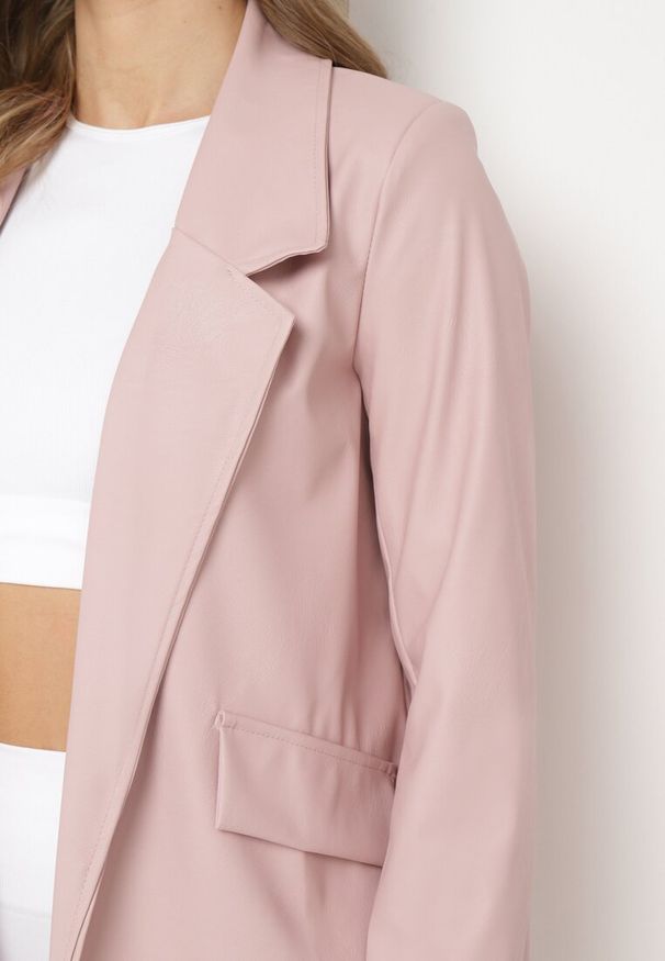 Born2be - Różowa Marynarka o Pudełkowym Fasonie z Ekoskóry z Poduszkami w Ramionach Sunins. Okazja: na spotkanie biznesowe, na co dzień. Kolor: różowy. Materiał: wiskoza, jeans. Wzór: aplikacja. Sezon: wiosna, jesień. Styl: elegancki, casual, klasyczny, biznesowy