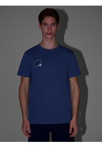 4f - 4F T-shirt regular z nadrukiem męski - granatowy XXL. Okazja: na co dzień. Kolor: niebieski. Materiał: bawełna, materiał, jersey. Długość rękawa: krótki rękaw. Długość: krótkie. Wzór: nadruk. Styl: klasyczny, sportowy, casual
