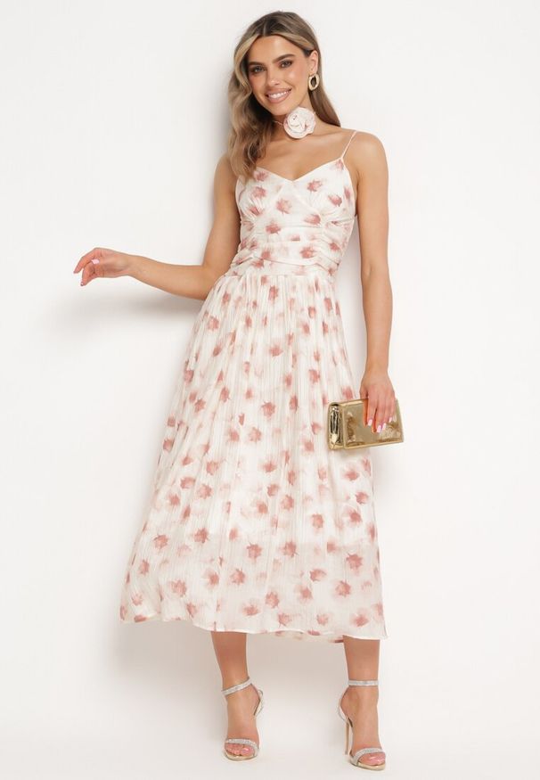 Born2be - Różowo-Beżowa Rozkloszowana Sukienka w Florystyczny Print z Chokerem Różą Jomeria. Okazja: na co dzień. Typ kołnierza: dekolt w kształcie V. Kolor: różowy. Długość rękawa: krótki rękaw. Wzór: nadruk. Styl: casual