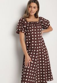 Born2be - Brązowa Rozkloszowana Sukienka Vices w Grochy z Dekoltem Typu Hiszpanka Zimina. Okazja: na co dzień. Typ kołnierza: dekolt hiszpanka. Kolor: brązowy. Materiał: skóra, materiał. Wzór: grochy. Typ sukienki: proste. Styl: casual, klasyczny #4