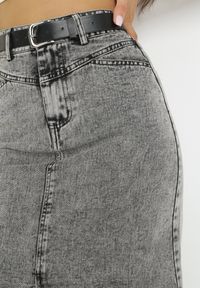 Born2be - Szara Spódnica Jeansowa Midi z Paskiem z Imitacji Skóry Kiarmi. Kolor: szary. Materiał: jeans, skóra #4