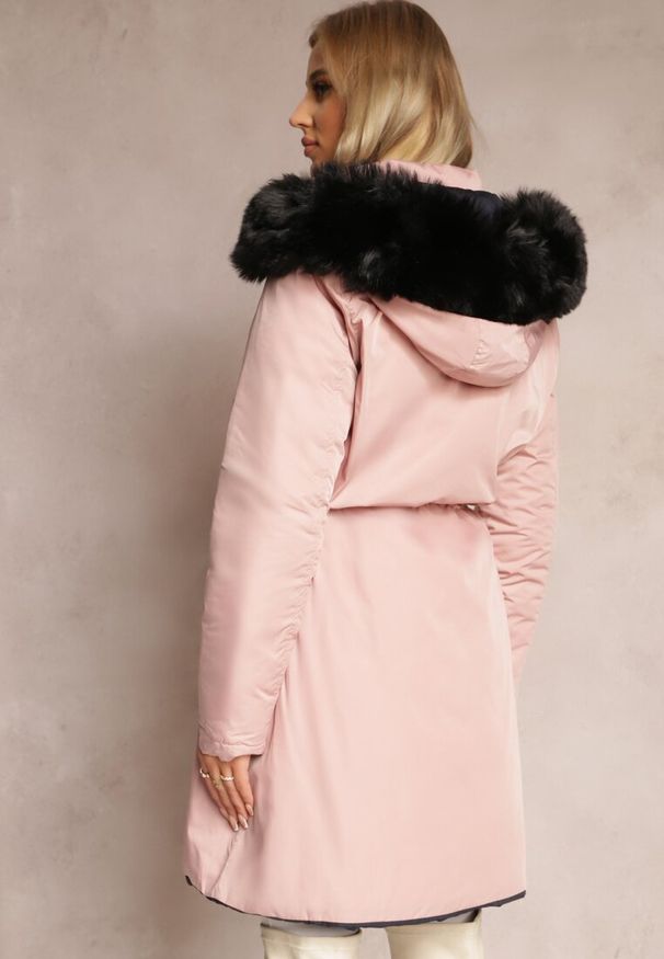 Renee - Różowa Dwustronna Kurtka ze Ściągaczem i Kapturem z Futerkiem Divya. Kolor: różowy. Materiał: futro. Styl: elegancki