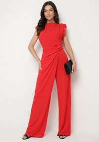 Born2be - Czerwony Kombinezon Bez Rękawów z Ozdobnym Marszczeniem Sepalene. Okazja: na co dzień. Kolor: czerwony. Długość rękawa: bez rękawów. Sezon: wiosna, lato. Styl: klasyczny, casual, elegancki #2