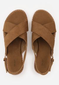 Renee - Ciemnobeżowe Sandały VICES z Imitacji Zamszu ze Skrzyżowanymi Paskami Fontalla. Okazja: na co dzień. Zapięcie: pasek. Kolor: beżowy. Materiał: zamsz. Wzór: paski. Sezon: lato. Styl: casual, elegancki #7