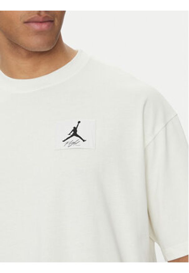Nike T-Shirt DZ7313 Écru Relaxed Fit. Materiał: bawełna