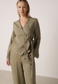 Born2be - Zielona Kopertowa Bluzka z Wiskozy Ozdobiona Wiązaniem Velanitte. Okazja: na co dzień. Kolor: zielony. Materiał: wiskoza. Wzór: aplikacja. Styl: wizytowy, casual, elegancki #1