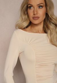 Renee - Jasnobeżowa Bluzka z Drapowaniem z Przodu Arnille. Okazja: na co dzień. Kolor: beżowy. Styl: casual #5