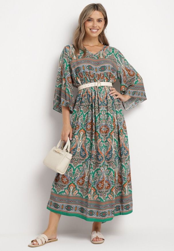 Born2be - Zielona Długa Sukienka Rozkloszowana z Rękawami 3/4 we Wzór Paisley Amarethia. Kolor: zielony. Wzór: paisley. Styl: boho. Długość: maxi