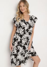 Born2be - Czarna Bawełniana Sukienka o Rozkloszowanym Kroju w Kwiaty Libella. Okazja: do pracy, na co dzień. Kolor: czarny. Materiał: bawełna. Wzór: kwiaty. Typ sukienki: proste, rozkloszowane. Styl: elegancki, casual #1
