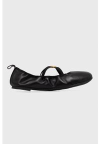 Tory Burch baleriny skórzane Soft Scrunch kolor czarny. Nosek buta: okrągły. Kolor: czarny. Materiał: skóra. Obcas: na obcasie. Wysokość obcasa: niski