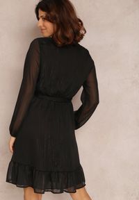 Renee - Czarna Sukienka Iphina. Kolor: czarny. Materiał: materiał. Długość rękawa: długi rękaw. Wzór: aplikacja. Typ sukienki: kopertowe. Styl: elegancki, wizytowy. Długość: mini #2