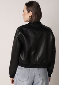 Born2be - Czarna Przejściowa Kurtka Bomberka z Imitacji Skóry Izanelia. Okazja: na co dzień. Kolor: czarny. Materiał: skóra. Wzór: kwiaty. Styl: casual #4